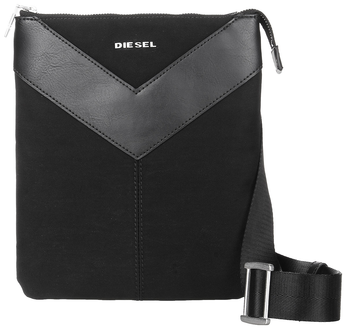 Сумка мужская Diesel, цвет: черный. X04215-PR520X04215-PR520/T8013 Сумка мужская Diesel, цвет: черный. X04215-PR520X04215-PR520/T8013Стильная мужская сумка Diesel не оставит вас равнодушным благодаря своей практичности. Она выполнена из полиэстера с элементом из искусственной кожи и оформлена пластинкой с названием бренда. На лицевой стороне расположен открытый накладной карман. Сумка оснащена широким плечевым ремнем, длина которого регулируется с помощью пряжки. Изделие закрывается на удобную молнию. Внутри расположено главное отделение, которое содержит один вшитый карман на молнии для мелочей. Такая сумка станет незаменимым аксессуаром в повседневной жизни.
