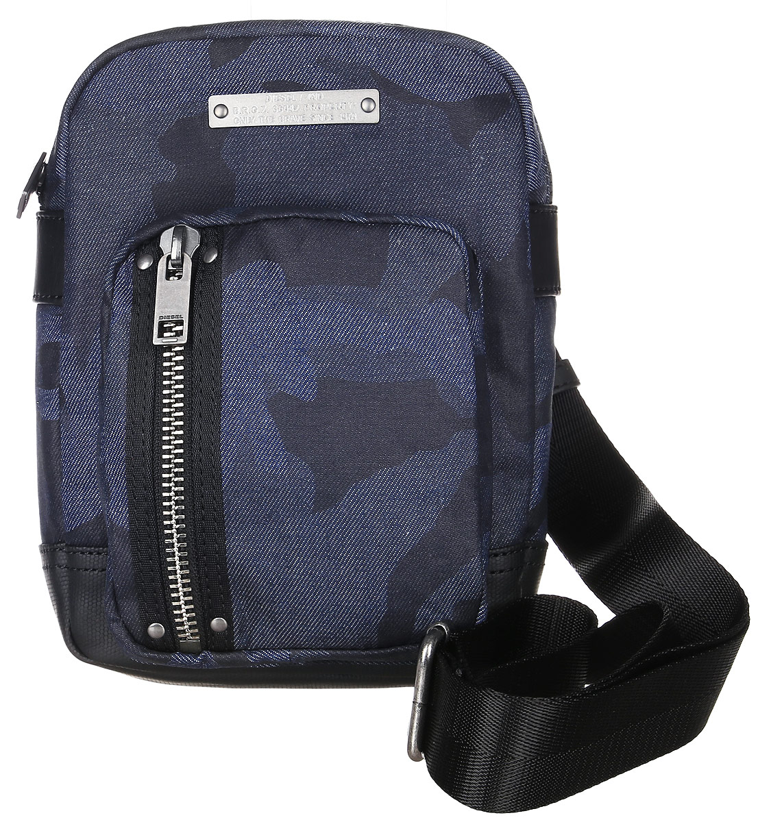 Сумка мужская Diesel, цвет: темно-синий, черный. X03778-P1106X03778-P1106/H6079 Сумка мужская Diesel, цвет: темно-синий, черный. X03778-P1106X03778-P1106/H6079Стильная мужская сумка Diesel не оставит вас равнодушным благодаря своей практичности. Она выполнена из натурального хлопка с элементами из искусственной кожи и оформлена фирменной пластинкой. На лицевой стороне расположен объемный вертикальный карман на молнии. Сумка оснащена широким плечевым ремнем, длина которого регулируется с помощью пряжки. Изделие закрывается на удобную молнию. Внутри расположено главное отделение, которое содержит один открытый мягкий карман для планшета. Такая сумка станет незаменимым аксессуаром в повседневной жизни.