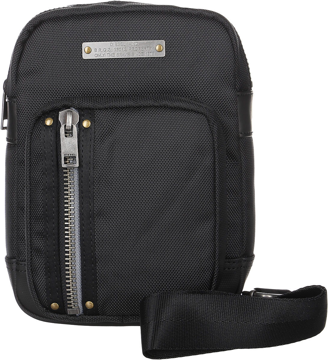 Сумка мужская Diesel, цвет: черный. X03778-P0881X03778-P0881/H1669 Сумка мужская Diesel, цвет: черный. X03778-P0881X03778-P0881/H1669Стильная мужская сумка Diesel не оставит вас равнодушным благодаря своей практичности. Она выполнена из полиэстера с элементами из искусственной кожи и оформлена фирменной металлической пластинкой. На лицевой стороне расположен объемный вертикальный карман на молнии. Сумка оснащена широким плечевым ремнем, длина которого регулируется с помощью пряжки. Изделие закрывается на удобную молнию. Внутри расположено главное отделение, которое содержит один карман для планшета. Такая сумка станет незаменимым аксессуаром в повседневной жизни.