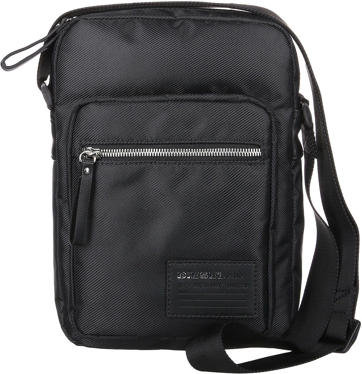 Сумка мужская Diesel, цвет: черный. X03001-P0409X03001-P0409/H1669 Сумка мужская Diesel, цвет: черный. X03001-P0409X03001-P0409/H1669Стильная мужская сумка Diesel не оставит вас равнодушным благодаря своей практичности. Она выполнена из полиамида с элементами из искусственной кожи и оформлена оригинальной фирменной нашивкой. На лицевой стороне расположен объемный карман на молнии. Сумка оснащена широким плечевым ремнем, длина которого регулируется с помощью пряжки. Изделие закрывается на удобную молнию. Внутри расположено главное отделение, которое содержит один карман для планшета, который закрывается на липучку. Такая сумка станет незаменимым аксессуаром в повседневной жизни.