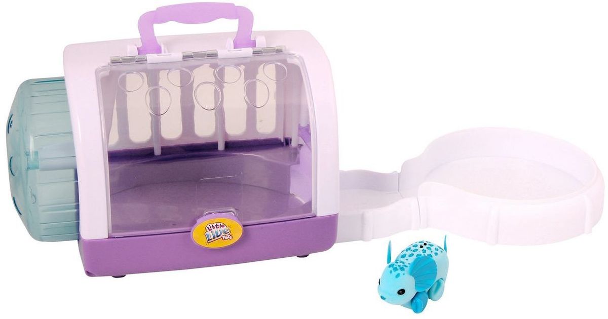 Little Live Pets Интерактивная игрушка Мышка в домике цвет голубой28147/ast28151(28146,28147) Little Live Pets Интерактивная игрушка Мышка в домике цвет голубой28147/ast28151(28146,28147)Интерактивная игрушка Little Live Pet Мышка в домике изготовлена из высокопрочного пластика, обтянутого флоком. Тело игрушки на ощупь напоминает настоящую шерстку мышонка. Мышка легко и быстро двигается по полу домика и в колесе благодаря колесикам. Ребенку будет очень интересно наблюдать за мышкой: если дверь в домике открыть, мышка выбегает из него на игровую площадку. А еще домик можно совместить с треками из других наборов Little Live Pet, тогда прогулка мышонка будет интереснее, забавнее и продолжительнее. Домик-переноска оснащен дополнительной площадкой, колесом и удобной ручкой. Крыша домика открывается. Мышка издает писк и фырканье, очень похожие на настоящие. Кнопка включения расположена на месте рта. Сенсор расположен на спине мышки. Достаточно провести по нему пальцем, чтобы мышка начала движение. Рекомендовано для детей от 5 лет. Для работы требуются 3 батарейки типа AG13 (LR44) (комплектуется демонстрационными).