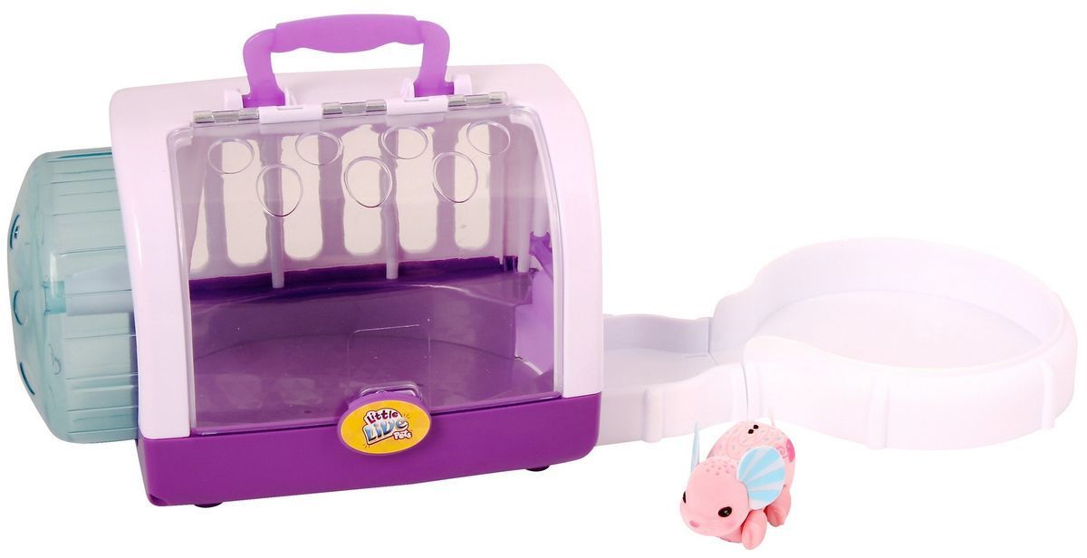 Moose Интерактивная игрушка Мышка цвет розовый28146/ast28151(28146,28147) Moose Интерактивная игрушка Мышка цвет розовый28146/ast28151(28146,28147)Интерактивная игрушка Moose Мышка - это замечательный друг для того, кто всегда мечтал завести у себя дома маленькое животное. Мышонок изготовлен из высокопрочного пластика, обтянутого флоком. Тельце на ощупь напоминает настоящую шерстку мышонка. Вместо лапок у него колесики, благодаря им он легко и быстро двигается и по полу, и в колесе. На спине у мышонка сенсорный датчик. Нажав на него, он будет издавать писк и фырканье, которое очень напоминает настоящее. А чтобы мышонок начал бегать достаточно провести по сенсору пальцем. Кроме того, в комплекте имеется и развлекательный мини-трек, на который мышка с удовольствием выскакивает и начинает радостно передвигаться по нему с большой скоростью. Ваш ребенок будет в восторге от такого подарка! Для работы необходимы 3 батарейки напряжением AG13 (LR44) (входят в комплект).