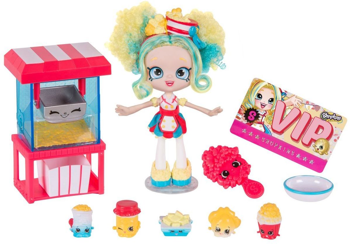 Shopkins Игровой набор с мини-куклой Лавка попкорна Попетт56339 Shopkins Игровой набор с мини-куклой Лавка попкорна Попетт56339Игровой набор Shopkins Лавка попкорна Попетт принесет массу положительных эмоций любительницам Shopkins. В комплект входит маленькая кукла Shoppie, пять эксклюзивных фигурок Shopkins, машина для изготовления попкорна, чаша для смешивания, коробка для попкорна, расческа, подставка для куклы и Vip карта. Яркие и веселые фигурки в виде разных вкусностей не смогут остаться без внимания ребенка.Милая куколка с желто-голубыми кудрявыми волосами одета в яркое красно-голубое платье. Когда девочка захочет расчесать ее волосы, она может воспользоваться яркой расческой с большими глазками. С помощью подставки кукла может самостоятельно стоять. Красно- голубая машина для попкорна вмещает в себя серебристую коробку. Каждая фигурка найдет в этом наборе свое место. С таким игровым набором ваш ребенок сможет пофантазировать и придумать новые забавные истории.