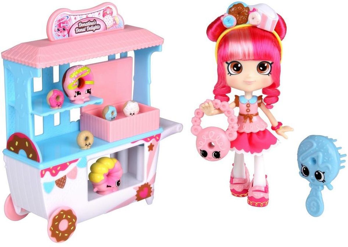 Shopkins Набор фигурок Пончик Счастья Донатины56186 Shopkins Набор фигурок Пончик Счастья Донатины56186Игровой набор Shopkins Пончик Счастья Донатины - отличное приобретение для девочки! Яркая блистерная упаковка дает возможность увидеть все содержимое набора. В комплект входит куколка Shoppie, две эксклюзивные фигурки Shopkins, четыре мини-фигурки, тележка, сумочка, расческа и VIP-карточка. Милая куколка с ярко-розовыми вьющимися волосами одета в розовое платье с голубым воротничком. Когда девочка захочет расчесать ее волосы, она может воспользоваться голубой расческой с большими глазками. Бело-голубая тележка с розовой крышей предназначена для перевозки пончиков. На ней есть все необходимые полочки. Фигурки выглядят очень жизнерадостными. Их добродушные мордашки с маленькими глазками и носиками обязательно привлекут внимание ребенка. Рекомендуемый возраст: от 5 лет.