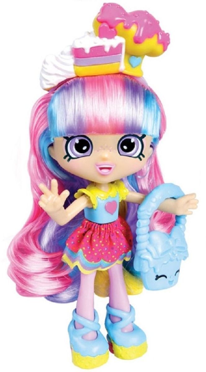 Shopkins Мини-кукла Радужная Кэти56265/ast56343(56263,56264,56265) Shopkins Мини-кукла Радужная Кэти56265/ast56343(56263,56264,56265)Мини-кукла Shopkins Радужная Кэти сможет понравиться всем поклонницам игрушек Шопкинс. Кэти одета в радужном стиле. Летнее платье с голубым верхом имеет желтые короткие рукава и воротник. Пышная короткая юбка имеет два слоя. Верхний слой выполнен из розовой ткани в горошек. Нижний слой напоминает радугу, так как окрашен полосками разных цветов. Голубые туфли на желтой подошве отлично сочетаются с модной голубой сумочкой.