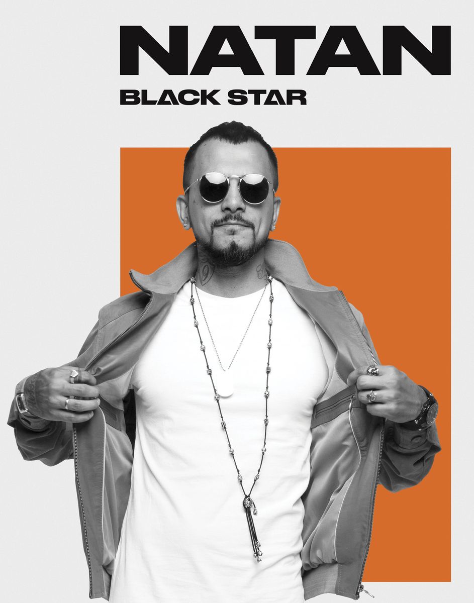 Black Star Тетрадь Natan Твои глаза так манят меня 48 листов в клетку978-5-699-91052-6 Black Star Тетрадь Natan Твои глаза так манят меня 48 листов в клетку978-5-699-91052-6Тетрадь Black Star Natan. Твои глаза так манят меня из официальной коллекции с эксклюзивным дизайном подойдет школьнику и студенту. Обложка, выполненная из картона, позволит сохранить тетрадь в аккуратном состоянии на протяжении всего времени использования. Внутренний блок тетради, соединенный двумя металлическими скрепками, состоит из 48 листов белой бумаги. Стандартная линовка в клетку дополнена полями. Natan приезжает в Москву из Казахстана в 2013 году на конкурс Молодая кровь, организованный музыкальным лейблом Black Star Inc., в котором среди 2 тысяч конкурсантов контракт подписывают именно с ним. В 2014 году Natan записывает совместно с Тимати большой сингл Девочка-бомба. Но настоящую популярность и узнаваемость Natan’у принес трек с Тимати – Дерзкая.