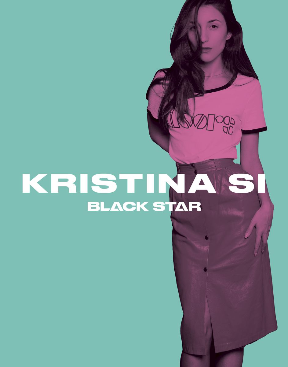 Black Star Тетрадь Kristina Si Я знаю что вы делали прошлым летом 48 листов в клетку978-5-699-91273-5 Black Star Тетрадь Kristina Si Я знаю что вы делали прошлым летом 48 листов в клетку978-5-699-91273-5Тетрадь Black Star Kristina Si. Я знаю, что вы делали прошлым летом… из официальной коллекции с эксклюзивным дизайном подойдет школьнику и студенту. Обложка, выполненная из картона, позволит сохранить тетрадь в аккуратном состоянии на протяжении всего времени использования. Внутренний блок тетради, соединенный двумя металлическими скрепками, состоит из 48 листов белой бумаги. Стандартная линовка в клетку дополнена полями. Kristina Si – уникальная певица, умеющая сочетать вокал и речитатив. У нее несчетное число активных поклонников, любое появление новой работы сопровождается огромным количеством позитивных откликов, практически каждый трек становится хитом. Клип Хочу только на YouTube набрал более 33 млн просмотров.