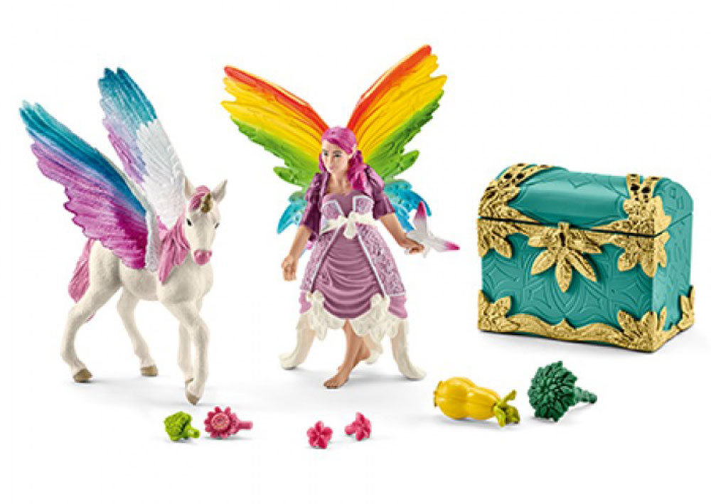 Schleich Набор фигурок Радужная эльфийка Лиз с жеребенком пегаса41440 Schleich Набор фигурок Радужная эльфийка Лиз с жеребенком пегаса41440Набор фигурок Schleich Радужная эльфийка Лиз разнообразит сюжетно-ролевые игры вашего ребенка. Лиз и ее радужный жеребец отправляются на поиски новых приключений! Эльфийка и ее пегас парят в небе. Их крылья сверкают всеми цветами радуги. Должно быть, они готовы отправиться на поиски новых приключений. Мир полон скрытых сокровищ! Когда Лиз находит что-то особенное, она кладет это в свой сундук сокровищ. Он наполнен загадочными камнями, высушенными растениями и другими вещами, которые эльфийка собрала за время своих странствий. Когда Лиз и ее жеребец возвращаются домой, она ухаживает за своим любимым питомцем - чистит его, кормит, расчесывает его гриву. Отправьтесь на поиски сокровищ вместе с ними! Прекрасно выполненные фигурки эльфов отличаются высочайшим качеством игрушек ручной работы.