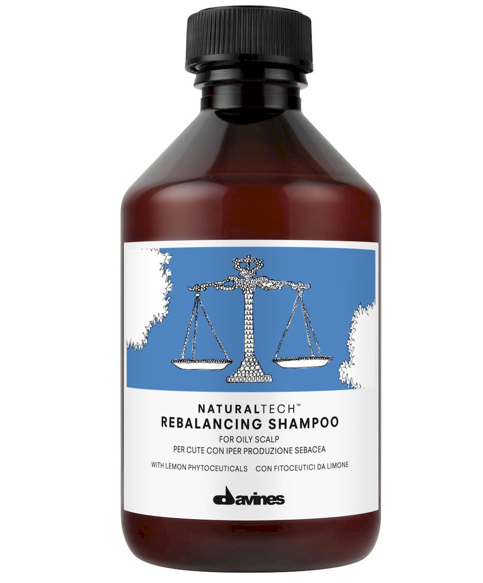 Davines Балансирующий шампунь New Natural Tech Rebalancing Shampoo, 250 мл71164 Davines Балансирующий шампунь New Natural Tech Rebalancing Shampoo, 250 мл71164Балансирующий шампунь регулирует активность сальных желез и секрецию кожного сала. В формулу шампуня включены фитоактивы из лимона, в которых содержится много витаминов, органических кислот и пектинов, стимулирующих рост волос. Действие этого витаминного комплекса усиливают экстракты имбиря, корицы, кровохлебки. Эти экстракты не только заживляют ранки на коже головы и обладают противовоспалительным действием, но и мягко успокаивают кожу головы. рH 5,5.