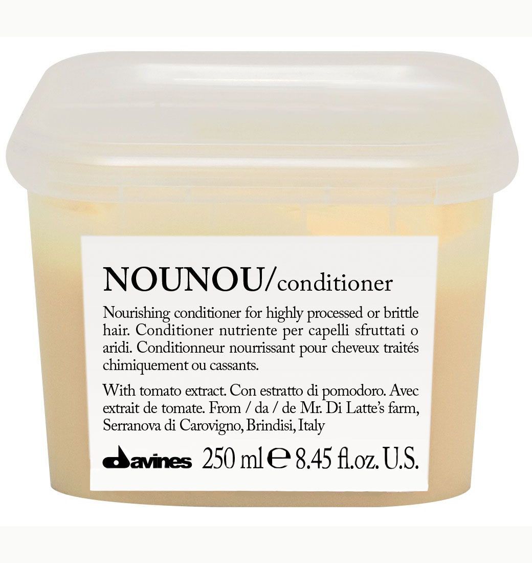 Davines Питательный кондиционер, облегчающий расчесывание волос Essential Haircare New NouNou Conditioner, 250 мл75004 Davines Питательный кондиционер, облегчающий расчесывание волос Essential Haircare New NouNou Conditioner, 250 мл75004Основой этого питательного кондиционера служат особые уникальные свойства помидорок Фьяскетто. Экстракт, полученный из этой ягоды обладает удивительно высокими питательными свойствами. Кондиционер оздоравливает волосы, насыщает их протеинами и углеводами, столь необходимыми для здорового роста. Витамин С в составе препятствует окислению волос, работая как антиоксидант. Сухие и поврежденные кудри обретают утерянные сияние и силу, наполняются здоровьем. Окрашенные локоны насыщаются цветом и силой.