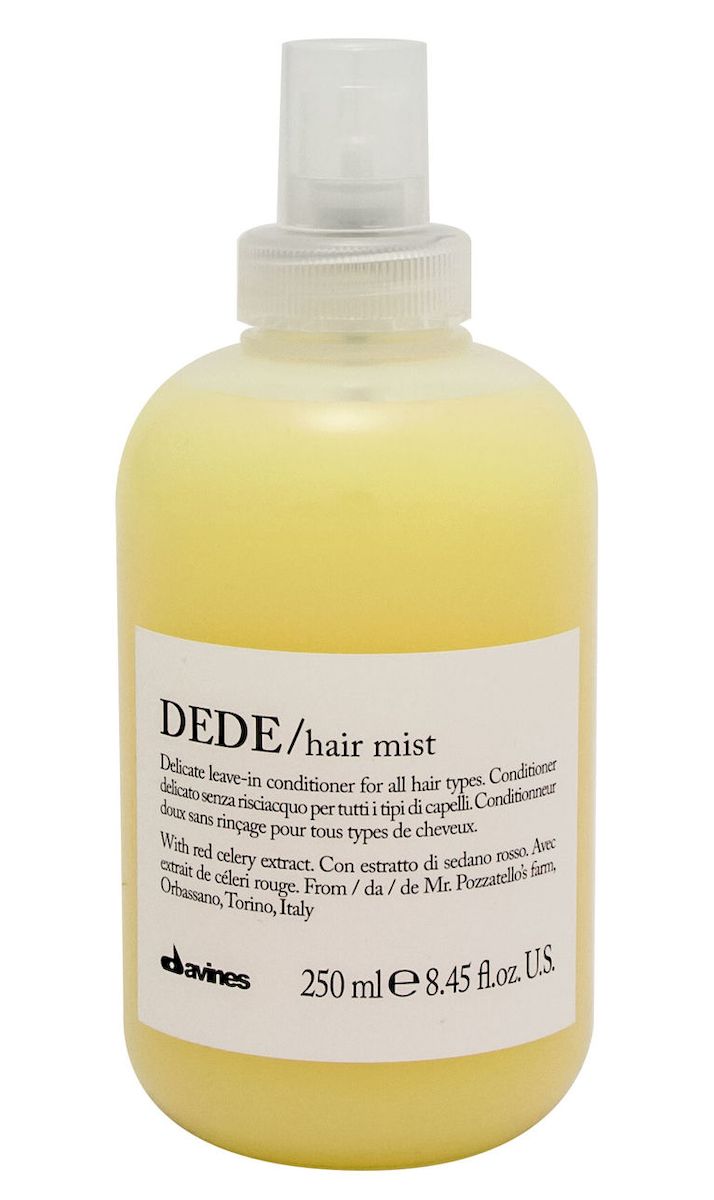 Davines Деликатный несмываемый кондиционер-спрей Essential Haircare New Dede Hair Mist, 250 мл75022 Davines Деликатный несмываемый кондиционер-спрей Essential Haircare New Dede Hair Mist, 250 мл75022Особая серия для бережного очищения волос любого типа. Активный экстракт красного сельдерея восстанавливает и питает локоны. Богатая важными антиоксидантами формула восстанавливает локоны. Минеральные соли, амино кислоты в высокой концентрации обеспечивают благоприятное воздействие на кудри, полностью очищают волосы, дарят им свежесть и чистоту. Применение: Также идеален для использования в качестве лосьона перед стрижкой или для выравнивания пористости волос перед техническими процедурами (химической завивкой, выпрямлением или окрашиванием). Нанести на подсушенные полотенцем волосы после использования шампуня. Перейти к желаемому стайлингу. Семейство DEDE объединяет в себе деликатные продукты для ежедневного использования, которые подойдут для любого типа волос. Средства DEDE содержат экстракт красного сельдерея из Орбассано, выращенного в рамках программы Slow Food Presidium. Формула, насыщенная минеральными солями, оказывает на волосы реминерализующее воздействие. ...