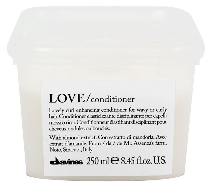 Davines Кондиционер, усиливающий завиток Essential Haircare Love Lovely curl enhancing conditioner, 250 мл75033 Davines Кондиционер, усиливающий завиток Essential Haircare Love Lovely curl enhancing conditioner, 250 мл75033Кондиционер создан для кудрявых и вьющихся волос, он исключает спутывание, придаёт особую форму каждому завитку. Эластичность и блеск локонам обеспечиваются, благодаря высокомолекулярному составу силиконов. Фисташковое масло увлажняет волосы, а рисовый белок питает их.