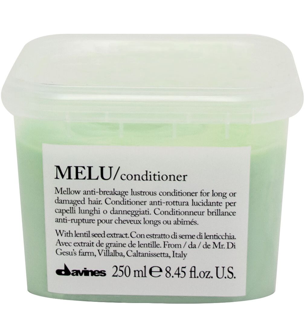 Davines Кондиционер для предотвращения ломкости волос Essential Haircare New Melu Conditioner, 250 мл75048 Davines Кондиционер для предотвращения ломкости волос Essential Haircare New Melu Conditioner, 250 мл75048Специальная серия для длинных или поврежденных волос. Активный экстракт семян чечевицы восстанавливает и питает локоны. Богатая важными аминокислотами формула защищает локоны. Серин и глютаминовая кислота обеспечивают благоприятное воздействие на кудри, предотвращая их ломкость.