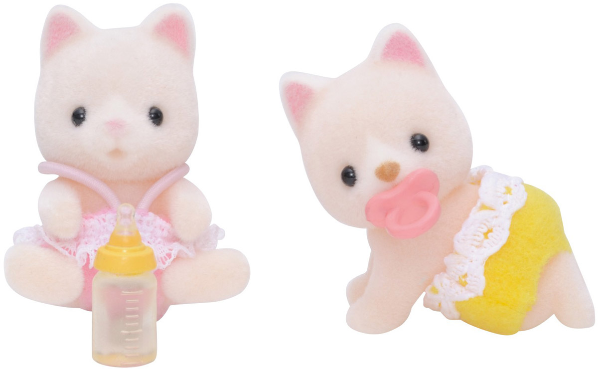 Sylvanian Families Набор фигурок Котята-двойняшки3219 Sylvanian Families Набор фигурок Котята-двойняшки3219Набор фигурок Sylvanian Families Котята-двойняшки не оставит равнодушным ни одного малыша. В комплект входят две фигурки очаровательных котят, а также бутылочка и пустышка. Зверьки имеют оригинальное исполнение и приятную на ощупь поверхность. Набор фигурок подходит для сюжетно-ролевых игр малыша, развивает мелкую моторику, координацию движений, фантазию, мышление и воображение малыша. Все элементы выполнены с невероятной тщательностью из безопасных материалов. Компания Sylvanian Families была основана в Японии в 1985 году. Sylvanian Families очень популярна в Европе и Азии, за долгие годы существования компания смогла добиться больших успехов. 3 года подряд в Англии бренд Sylvanian Families был признан Игрушкой Года. Сегодня у героев Sylvanian Families есть собственное шоу, полнометражный мультфильм и сеть ресторанов, работающая по всей Японии. Sylvanian Families - это целый мир маленьких жителей, объединенных общей легендой. Жители страны Sylvanian...
