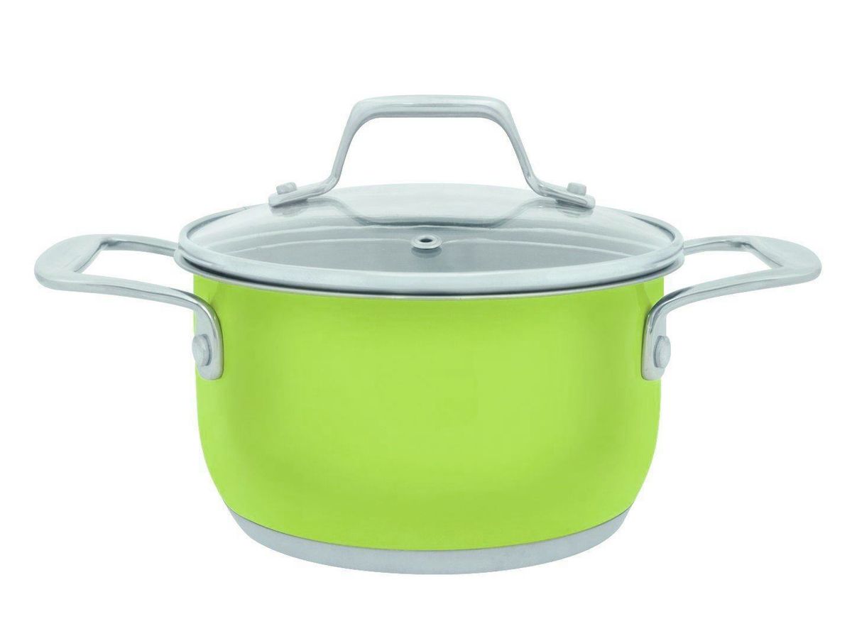 Кастрюля Esprado Aranda Verde с крышкой, цвет: зеленый, серебристый, 1,7 лARVL16GE101 Кастрюля Esprado Aranda Verde с крышкой, цвет: зеленый, серебристый, 1,7 лARVL16GE101Кастрюля Esprado Aranda Verde, изготовленная из высококачественной нержавеющей стали с внешним цветным покрытием, имеет трехслойное теплоаккумулирующее дно. Внешнее покрытие не только эстетично, но и функционально: входящие в его состав частицы песка обеспечивают равномерное распределение жара и ускоряют процесс приготовления блюда. Внутри - зеркальная полировка с отметками литража для точного соблюдения рецепта. Особая конструкция дна способствует высокой теплопроводности и равномерному распределению тепла. Материал удерживает тепло по всей поверхности изделия, благодаря чему пища равномерно и быстро нагревается. Кастрюля оснащена двумя удобными стальными ручками. Крышка, выполненная из термостойкого стекла, позволит вам следить за процессом приготовления пищи. Крышка оснащена металлическим ободом и отверстием для выпуска пара. Кастрюля идеальна для приготовления здоровой пищи с минимальным количеством жира, что обеспечивает снижение потери...