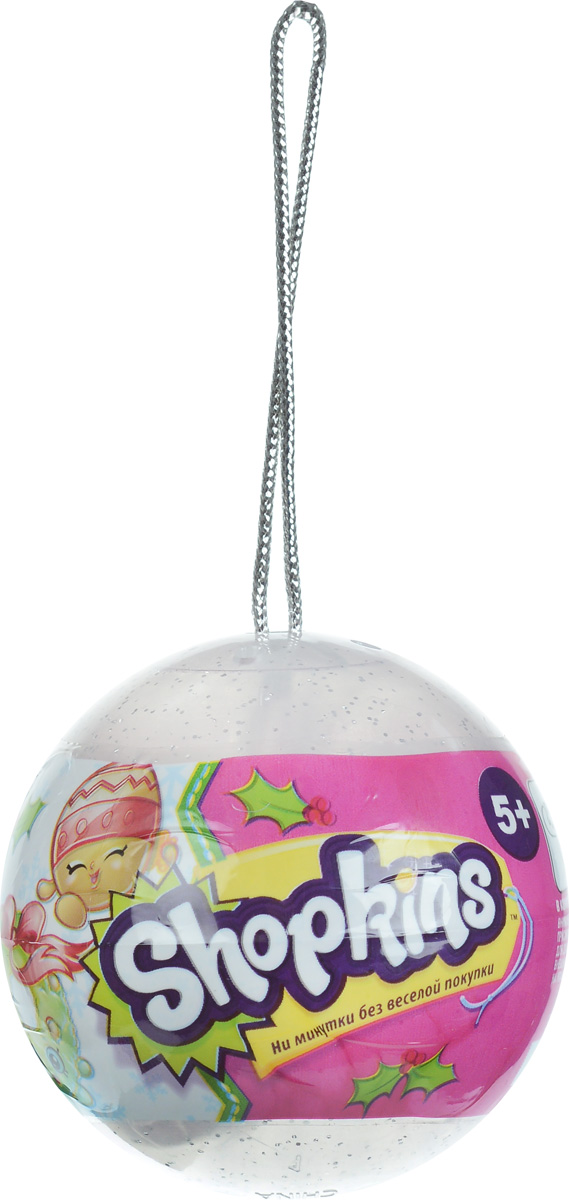 Shopkins Набор фигурок в елочном шаре 2 шт цвет прозрачный56259_прозрачный Shopkins Набор фигурок в елочном шаре 2 шт цвет прозрачный56259_прозрачныйДве фигурки Shopkins в елочном шаре - отличное приобретение для ребенка к празднику! Круглый шар с блестками висит на прочной серебристой веревочке, на которую его можно повесить как на новогоднюю елку, так и на любое другое место, чтобы украсить детскую комнату. Внутри шарика ребенок найдет две фигурки Shopkins и руководство коллекционера. Яркие фигурки выглядят очень жизнерадостными. Их добродушные мордашки с маленькими глазками и носиками обязательно привлекут внимание ребенка. Руководство коллекционера поможет понять, кто именно из героев находится в шарике.