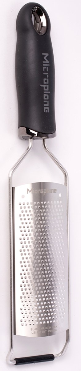 Терка Microplane Gourmet, цвет: стальной, черный, длина 31 см45004 Терка Microplane Gourmet, цвет: стальной, черный, длина 31 см45004Терка Microplane Gourmet, изготовленная из нержавеющей стали высокой твердости, идеально подходит для сыров, хрена, имбиря, моркови, шоколада, масла, специй, орехов. Стружка получается мелкой, как пюре. Изделие оснащено эргономичной ручкой с нескользящим покрытием. Такой уникальный предмет станет незаменимым помощником на вашей кухне и понравится любой хозяйке. Терку можно мыть в посудомоечной машине. Размер рабочей поверхности: 13,5 х 9,5 см. Общая длина терки: 31 см.