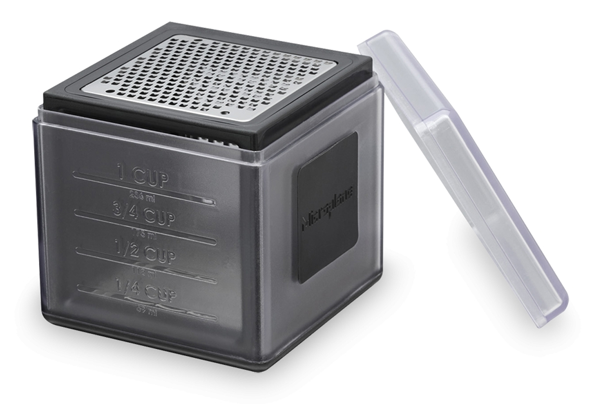 Терка Microplane, цвет: черный, 9 х 9 см34002 Терка Microplane, цвет: черный, 9 х 9 см34002Терка Microplane выполнена из пластика и нержавеющей стали. Она имеет три режущие поверхности: мелкую, крупную и ленту. На одной из сторон имеется мерная шкала. Терка идеально подходит для сыров, имбиря, моркови, чеснока, лука, орехов, яблок, картофеля, свеклы, шоколада, масла и специй. Терка-куб Microplane небольшая своим размером (9 х 9 см), но вместительная (до 350 мл). Можно мыть в посудомоечной машине.