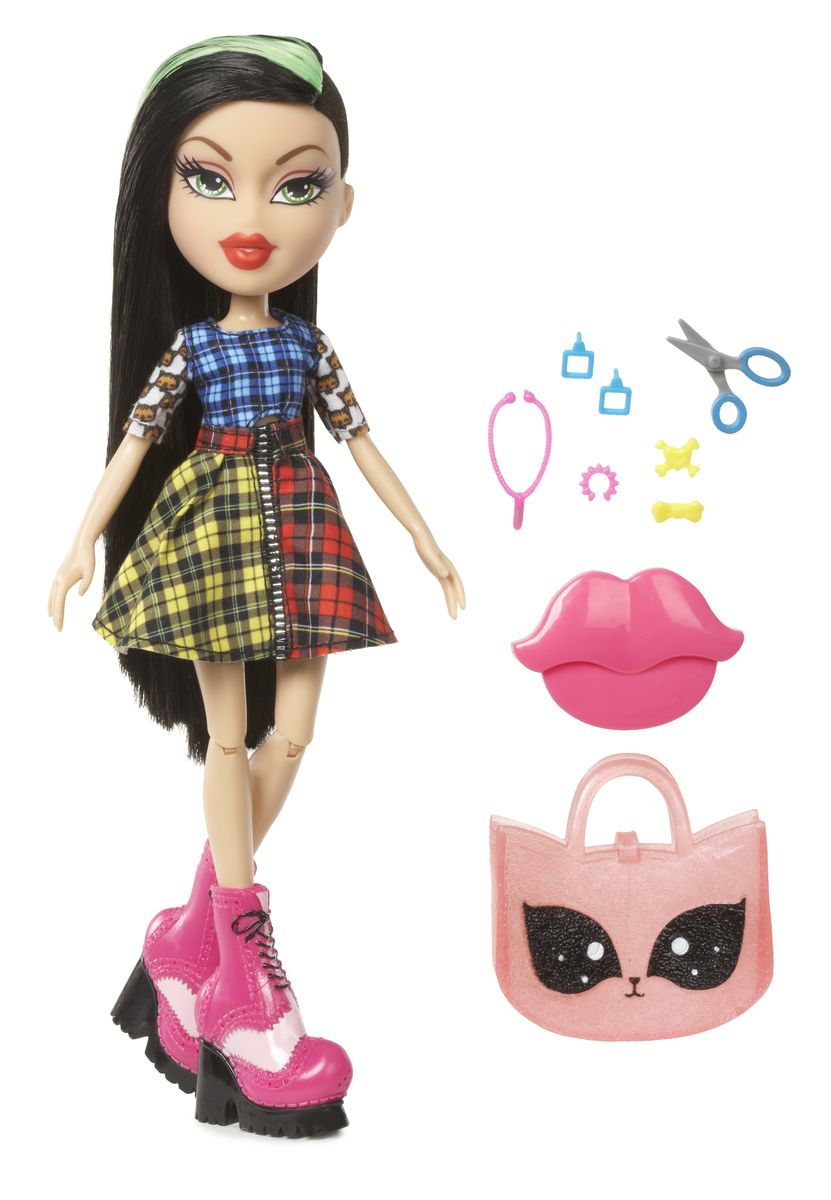Bratz Кукла Джейд Давай знакомиться536116 Bratz Кукла Джейд Давай знакомиться536116Джейд - настоящая тусовщица, которая к тому же, как никто другой разбирается в новых тенденциях. Кукла Джейд выглядит очень стильно и эффектно, она одета в оригинальное клетчатое платье с пышной юбкой и массивные розовые ботильоны на платформе. Bratz - это оригинальные куклы-модницы, популярные среди миллионов девочек во всем мире. У куклы большая голова и худощавое тело, большие миндалевидные глаза и блестящие губки. У нее подвижные руки, ноги сгибаются в коленях а значит, игра с ней станет еще более интересной и увлекательной! В комплекте прилагаются дополнительные аксессуары, с которыми девочка сможет разнообразить сюжетно-ролевую игру. Порадуйте свою девочку этим отличным подарком.