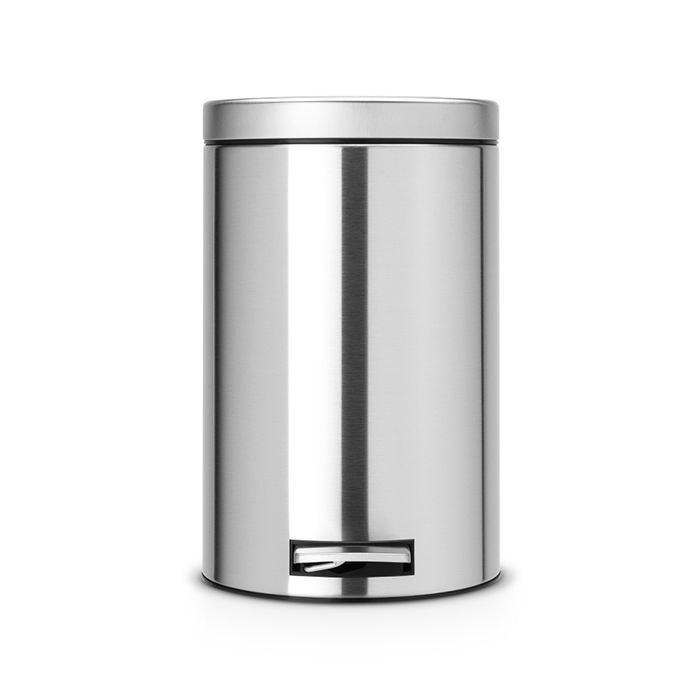 Ведро для мусора с педалью Brabantia 12л МС, цвет: матовая сталь с защитой от отпечатков пальцев479526 Ведро для мусора с педалью Brabantia 12л МС, цвет: матовая сталь с защитой от отпечатков пальцев479526Педальный бак Brabantia на 12 л поистине универсален и идеально подходит для использования на кухне или в гостиной. Достаточно большой для того, чтобы вместить весь мусор, при этом достаточно компактный для того, чтобы аккуратно разместиться под рабочим столом. Механизм MotionControl обеспечивает мягкое действие педали и бесшумное открывание крышки; Удобный в использовании - при открывании вручную крышка фиксируется в открытом положении, закрывается нажатием педали; Надежный педальный механизм, высококачественные коррозионно-стойкие материалы; Удобная очистка - прочное съемное внутреннее пластиковое ведро; Предохранение пола от повреждений - пластиковое защитное основание; Всегда опрятный вид - идеально подходящие по размеру мешки для мусора с завязками (размер C); 10-летняя гарантия Brabantia.