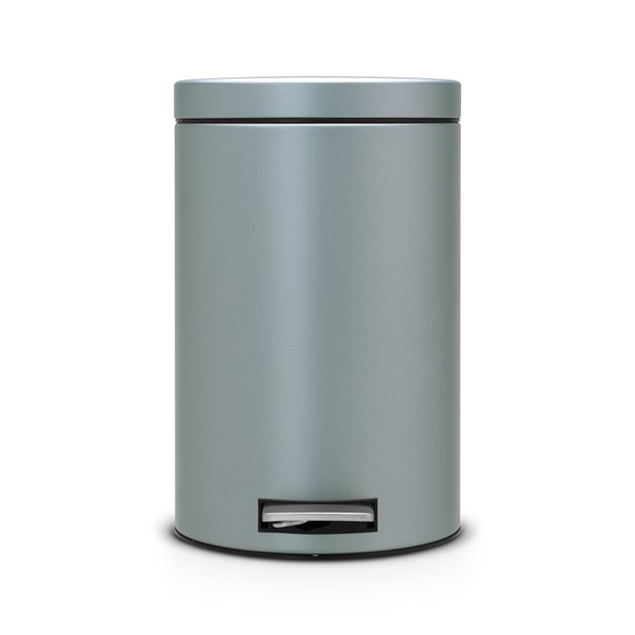 Ведро для мусора с педалью Brabantia 5л, цвет: мятный металик484087 Ведро для мусора с педалью Brabantia 5л, цвет: мятный металик484087Идеальное решение для ванной комнаты и туалета! Предотвращает распространение запахов - прочная не пропускающая запахи металлическая крышка; Плавное и бесшумное открывание/закрывание крышки; Надежный педальный механизм, высококачественные коррозионно-стойкие материалы; Удобная очистка – прочное съемное внутреннее ведро из пластика; Бак удобно перемещать - прочная ручка для переноски; Отличная устойчивость даже на мокром и скользком полу – противоскользящее основание; Предохранение пола от повреждений - пластиковый защитный обод; Всегда опрятный вид - идеально подходящие по размеру мешки для мусора с завязками (размер B); 10-летняя гарантия Brabantia.
