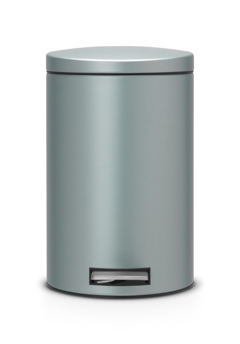 Ведро для мусора с педалью Brabantia 12л Silent, цвет: мятный металик484209 Ведро для мусора с педалью Brabantia 12л Silent, цвет: мятный металик484209Педальный бак Brabantia на 12 л поистине универсален и идеально подходит для использования на кухне или в гостиной. Достаточно большой для того, чтобы вместить весь мусор, при этом достаточно компактный для того, чтобы аккуратно разместиться под рабочим столом. Механизм MotionControl обеспечивает мягкое действие педали и бесшумное открывание крышки; Удобный в использовании - при открывании вручную крышка фиксируется в открытом положении, закрывается нажатием педали; Надежный педальный механизм, высококачественные коррозионно-стойкие материалы; Удобная очистка - прочное съемное внутреннее пластиковое ведро; Предохранение пола от повреждений - пластиковое защитное основание; Всегда опрятный вид - идеально подходящие по размеру мешки для мусора с завязками (размер C); 10-летняя гарантия Brabantia.