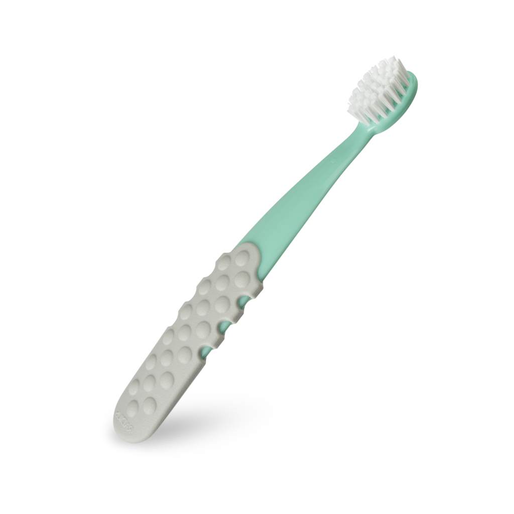 Radius щетка зубная детская ,Toothbrush, Totz Plus c 3 летментолово-сераямягкаяR005195 Radius щетка зубная детская ,Toothbrush, Totz Plus c 3 летментолово-сераямягкаяR005195Зубная щетка обеспечивает рот чистым. Мягкая, широкая головка с веерной щетиной помогает улучшить здоровье десен, массируя десны во время чистки. Эргономичная ручка обеспечивает спокойную хватку, что снижает давление на зубы, помогает защитить десны. Широкий спектр – чистка зубов и массаж десен одновременно. Щетина отполирована и конец закруглен.