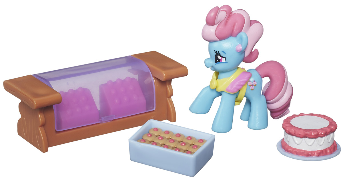 My Little Pony Набор фигурок Mrs Dazzle CakeB3596EU4_B5388 My Little Pony Набор фигурок Mrs Dazzle CakeB3596EU4_B5388Набор фигурок My Little Pony Mrs. Dazzle Cake включает в себя фигурку пони Dazzle Cake, торт, набор пирожных и прилавок. Госпожа Dazzle Cake обожает печь вкусные лакомства для своих друзей. Можно создать настоящую кондитерскую для маленьких пони. Сделайте вашей малышке такой замечательный подарок!