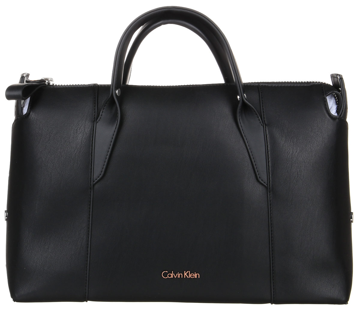 Сумка женская Calvin Klein Jeans, цвет: черный. K60K602077_001K60K602077_001 Сумка женская Calvin Klein Jeans, цвет: черный. K60K602077_001K60K602077_001Стильная сумка Calvin Klein Jeans выполнена из полиуретана. Изделие содержит одно большое отделение, которое закрывается на застежку-молнию. Внутри сумки размещено два накладных кармашка для мелочей и один прорезной на застежке-молнии. Сумка оснащена плечевым ремнем регулируемой длины. Оформлена модель металлической пластиной с названием бренда и металлическими кнопками. В комплекте с изделием поставляется чехол для хранения.