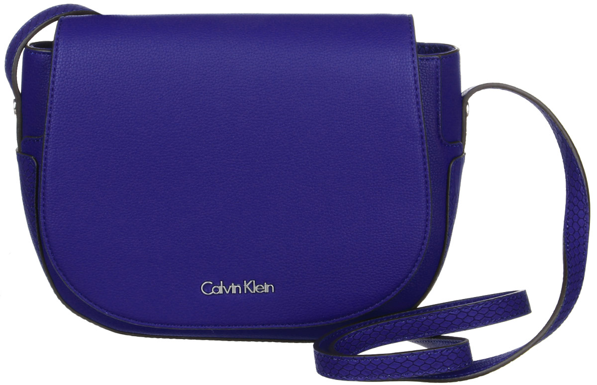 Сумка женская Calvin Klein Jeans, цвет: синий. K60K602332_433K60K602332_433 Сумка женская Calvin Klein Jeans, цвет: синий. K60K602332_433K60K602332_433Стильная сумка Calvin Klein Jeans выполнена из полиуретана. Изделие содержит одно большое отделение, которое закрывается на клапан и магнитный замок. Внутри сумки размещен один кармашек на застежке-молнии. Сумка оснащена плечевым ремнем регулируемой длины. Оформлена модель металлической пластиной с названием бренда. В комплекте с изделием поставляется чехол для хранения.