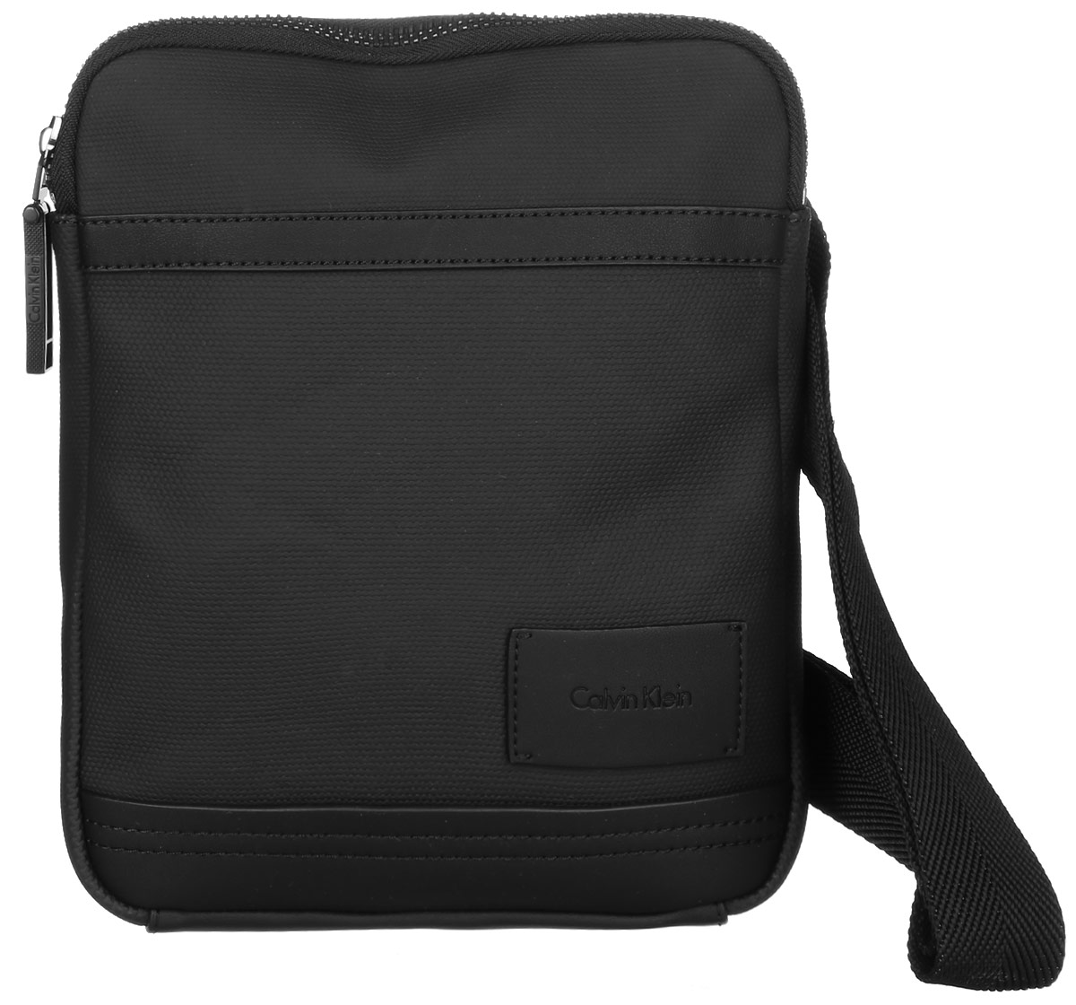 Сумка мужская Calvin Klein Jeans, цвет: черный. K50K502029_001K50K502029_001 Сумка мужская Calvin Klein Jeans, цвет: черный. K50K502029_001K50K502029_001Стильная сумка Calvin Klein Jeans выполнена из искусственной кожи, оформлена нашивкой с названием бренда. Изделие содержит одно большое отделение, которое закрывается на застежку-молнию. Внутри сумки размещено два накладных кармашка для мелочей и один прорезной на застежке-молнии. Сзади расположен один накладной карман на липучке. Сумка оснащена плечевым ремнем регулируемой длины. В комплекте с изделием поставляется чехол для хранения.