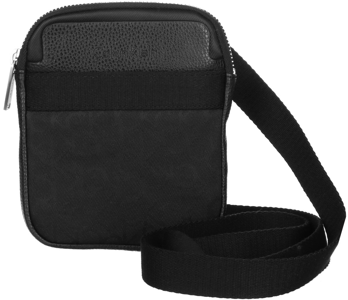 Сумка мужская Calvin Klein Jeans, цвет: черный. K50K502138_001K50K502138_001 Сумка мужская Calvin Klein Jeans, цвет: черный. K50K502138_001K50K502138_001Стильная сумка Calvin Klein Jeans выполнена из поливинилхлорида с добавлением хлопка и полиэстера, оформлена символикой бренда. Изделие содержит одно отделение, которое закрывается на застежку-молнию. Внутри сумки размещен один накладной кармашек для мелочей и один прорезной на застежке-молнии. Спереди расположен один открытый накладной карман. Сумка оснащена плечевым ремнем регулируемой длины. В комплекте с изделием поставляется чехол для хранения.
