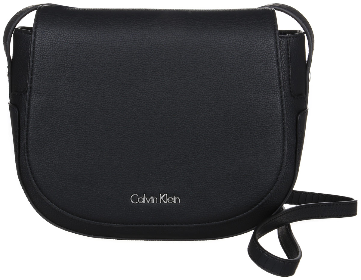 Сумка женская Calvin Klein Jeans, цвет: черный. K60K602332_001K60K602332_001 Сумка женская Calvin Klein Jeans, цвет: черный. K60K602332_001K60K602332_001Стильная сумка Calvin Klein Jeans выполнена из полиуретана. Изделие содержит одно большое отделение, которое закрывается на клапан и магнитный замок. Внутри сумки размещен один кармашек на застежке-молнии. Сумка оснащена плечевым ремнем регулируемой длины. Оформлена модель металлической пластиной с названием бренда. В комплекте с изделием поставляется чехол для хранения.