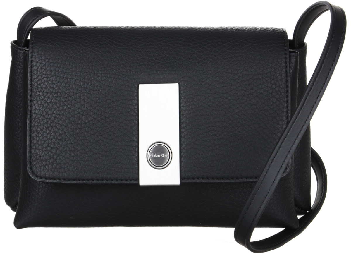 Сумка женская Calvin Klein Jeans, цвет: черный. K60K602074_0010K60K602074_0010 Сумка женская Calvin Klein Jeans, цвет: черный. K60K602074_0010K60K602074_0010Стильная женская сумка Calvin Klein Jeans изготовлена из полиуретана и полиэстера. Изделие имеет два отделения разделенные отделением на молнии. Закрывается изделие на металлическую защелку. На задней стенке снаружи маленький накладной кармашек. Сумка оснащена плечевым ремнем регулируемой длины. В комплекте с изделием поставляется чехол для хранения.