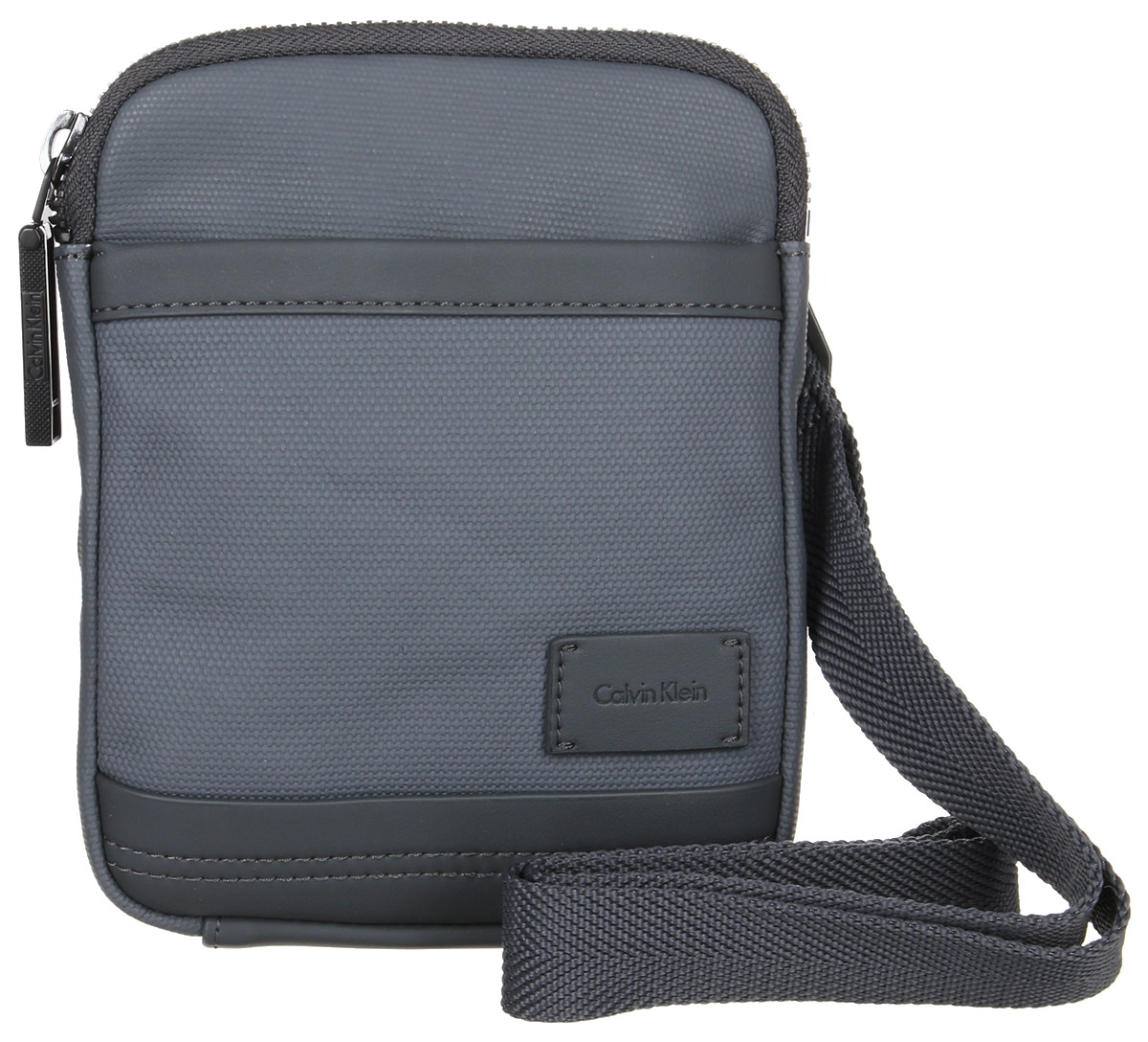 Сумка мужская Calvin Klein Jeans, цвет: серый. K50K501984_020K50K501984_020 Сумка мужская Calvin Klein Jeans, цвет: серый. K50K501984_020K50K501984_020Стильная сумка Calvin Klein Jeans выполнена из хлопка и полиуретана, оформлена небольшой нашивкой с названием бренда. Изделие содержит одно отделение, которое закрывается на застежку-молнию. Внутри расположены один накладной открытый карман и один прорезной на застежке-молнии. Спереди расположен один открытый накладной карман. Сумка оснащена плечевым ремнем регулируемой длины. В комплекте с изделием поставляется чехол для хранения.