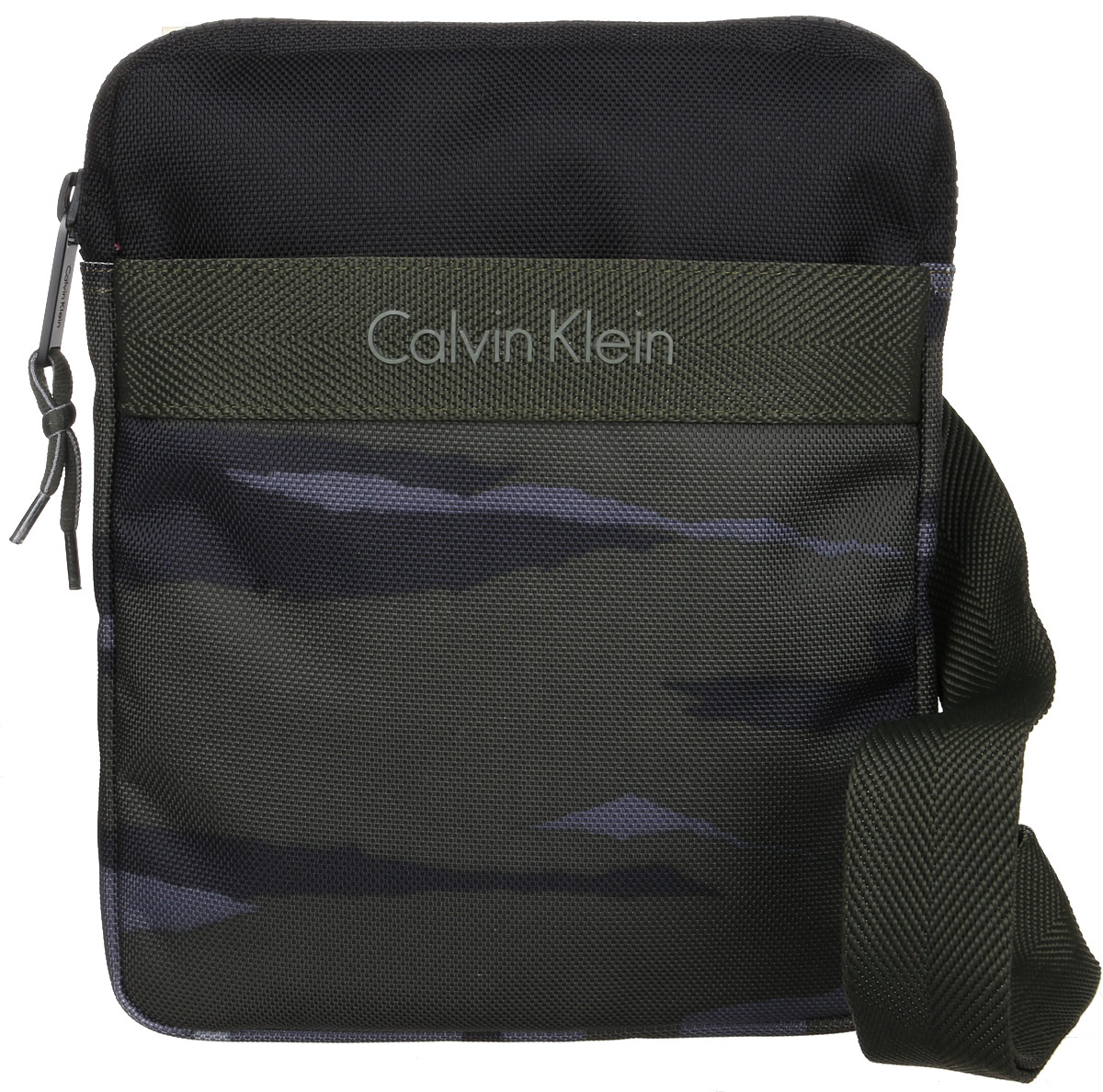 Сумка мужская Calvin Klein Jeans, цвет: хаки, черный. K50K502215_313K50K502215_313 Сумка мужская Calvin Klein Jeans, цвет: хаки, черный. K50K502215_313K50K502215_313Стильная сумка Calvin Klein Jeans выполнена из полиэстера и полиуретана. Изделие содержит одно большое отделение, которое закрывается на застежку- молнию. Внутри сумки размещен один накладной открытый карман. Спереди модель дополнена накладным карманом на застежке-липучки. Сумка оснащена плечевым ремнем регулируемой длины. Оформлена модель камуфляжным принтом и надписью с названием бренда. В комплекте с изделием поставляется чехол для хранения.