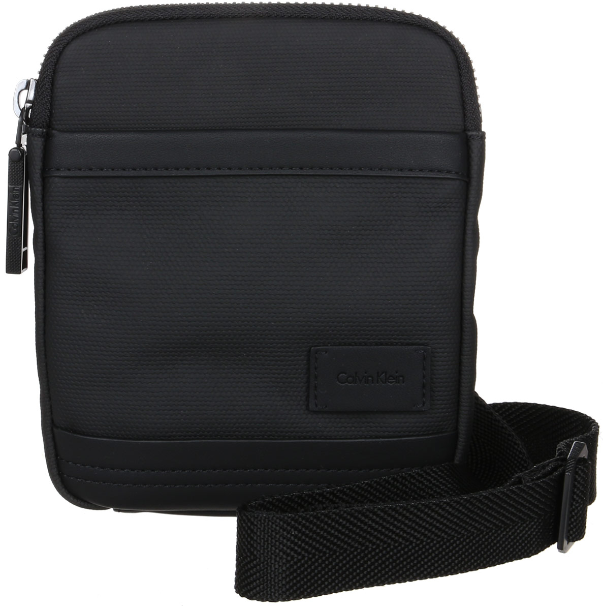 Сумка мужская Calvin Klein Jeans, цвет: черный. K50K501984_001K50K501984_001 Сумка мужская Calvin Klein Jeans, цвет: черный. K50K501984_001K50K501984_001Стильная сумка Calvin Klein Jeans выполнена из хлопка и полиуретана, оформлена небольшой нашивкой с названием бренда. Изделие содержит одно отделение, которое закрывается на застежку-молнию. Внутри расположены один накладной открытый карман и один прорезной на застежке-молнии. Спереди расположен один открытый накладной карман. Сумка оснащена плечевым ремнем регулируемой длины. В комплекте с изделием поставляется чехол для хранения.