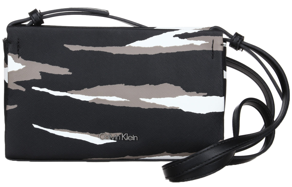 Сумка женская Calvin Klein Jeans, цвет: черный, белый. K60K602162_901K60K602162_901 Сумка женская Calvin Klein Jeans, цвет: черный, белый. K60K602162_901K60K602162_901Стильная сумка Calvin Klein Jeans не оставит вас равнодушным благодаря своему дизайну и практичности. Она изготовлена из поливинилхлорида и полиуретана. Оформлена камуфляжным принтом. Лицевая сторона оформлена металлической пластинкой с названием бренда. Сумка оснащена удобным плечевым ремнем, длина которого регулируется с помощью пряжки. Изделие закрывается на удобную молнию. Внутри расположено вместительное отделение, которое содержит один накладной карман на застежке-молнии. В комплекте с изделием поставляется чехол для хранения.