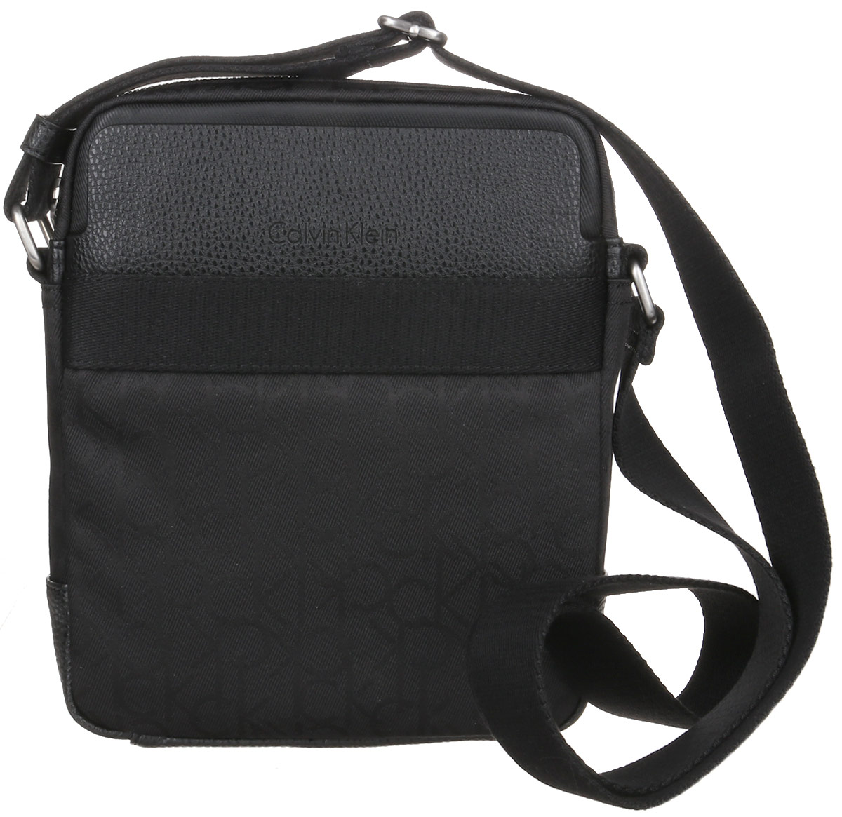 Сумка мужская Calvin Klein Jeans, цвет: черный. K50K502115_001K50K502115_001 Сумка мужская Calvin Klein Jeans, цвет: черный. K50K502115_001K50K502115_001Стильная сумка Calvin Klein Jeans выполнена из искусственной кожи, оформлена символикой бренда. Изделие содержит одно отделение, которое закрывается на застежку-молнию. Внутри сумки размещен один накладной кармашек для мелочей и один прорезной на застежке-молнии. Спереди расположен один накладной карман на магнитном замке. Сумка оснащена плечевым ремнем регулируемой длины. В комплекте с изделием поставляется чехол для хранения.