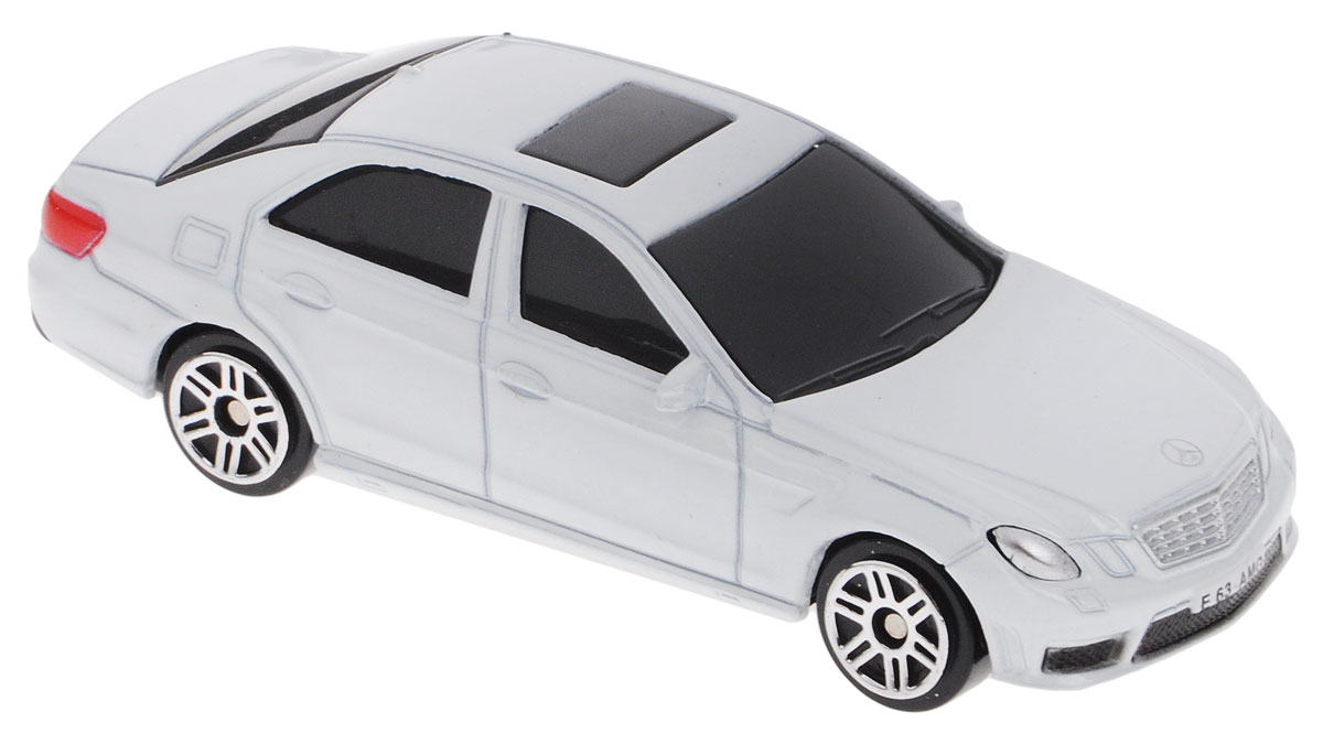 Uni-Fortune Toys Модель автомобиля Mercedes-Benz E 63 AMG цвет белый344999S Uni-Fortune Toys Модель автомобиля Mercedes-Benz E 63 AMG цвет белый344999SМодель автомобиля Uni-Fortune Toys Mercedes-Benz E 63 AMG будет отличным подарком как ребенку, так и взрослому коллекционеру. Благодаря броской внешности и великолепной точности автомобиль станет подлинным украшением любой коллекции авто. Модель выполнена в масштабе 1/64. Авто будет долго служить своему владельцу благодаря металлическому корпусу с элементами из пластика. Шины обеспечивают отличное сцепление с любой поверхностью пола. Модель автомобиля обязательно понравится вашему ребенку и станет достойным экспонатом любой коллекции.