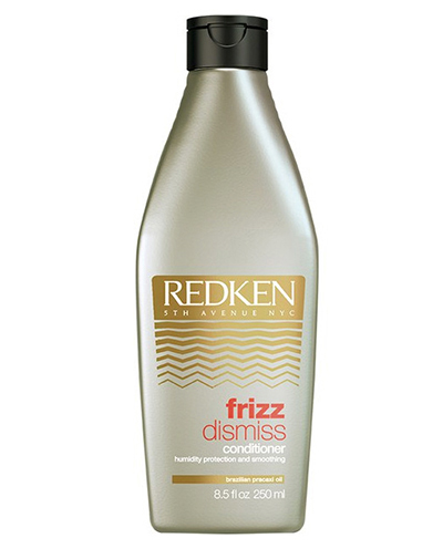 Redken Frizz Dismiss Кондиционер без сульфатов для гладкости и дисциплины волос, 250 млP1038100 Redken Frizz Dismiss Кондиционер без сульфатов для гладкости и дисциплины волос, 250 млP1038100Redken кондиционер для гладкости и дисциплины волос входит в новую линию средств Frizz Dismiss. Линия создана специально для укрощения непослушных волос, пушащихся при повышенной влажности. Она объединила в себе достоинства двух серий, хорошо известных поклонникам косметики Redken - Smooth Look и Real Control. Уникальность новой линии заключается в том, что входящие в нее ингредиенты, помогают сохранить влагу внутри волоса. Кондиционер Frizz Dismiss подходит для волос любого типа и любой плотности. Он возвращает волосам гладкость и мягкость, делает локоны более выраженными и обеспечивает легкость расчесывания. Формула средства содержит влагооталкивающие компоненты, благодаря которым прическа сохраняет свою гладкость даже при повышенной влажности. Кондиционер для гладкости и дисциплины волос Redken Frizz Dismiss обогащен ценными маслами и не содержит сульфатов. Обладает приятным ароматом.