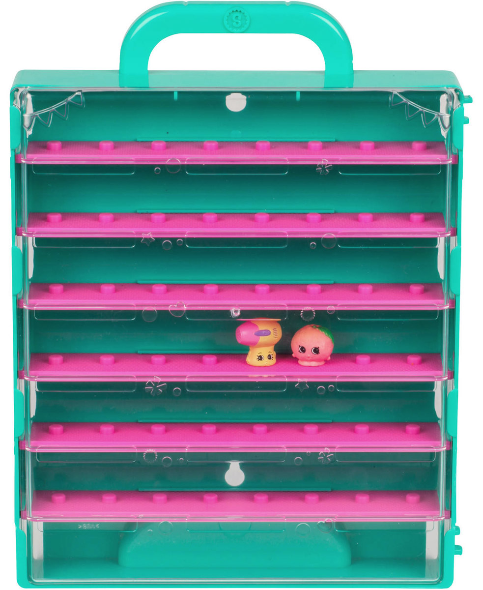 Shopkins Игровой набор Кейс для хранения фигурок56442 Shopkins Игровой набор Кейс для хранения фигурок56442Игровой набор Shopkins Кейс для хранения фигурок принесет массу положительных эмоций любительницам Shopkins. В комплект входят кейс и две эксклюзивные фигурки Shopkins. Яркий дизайн и веселые фигурки в виде фена и мыла выглядят очень жизнерадостными. Их добродушные мордашки с маленькими глазками и носиками, обязательно привлекут внимание ребенка. Зеленый кейс вмещает в себя шесть ярко-розовых полок. Крышка кейса прозрачная, что позволит рассмотреть ее содержимое. Также в комплект входит лист с наклейками. Каждая фигурка найдет в этом замечательном кейсе свою полочку.
