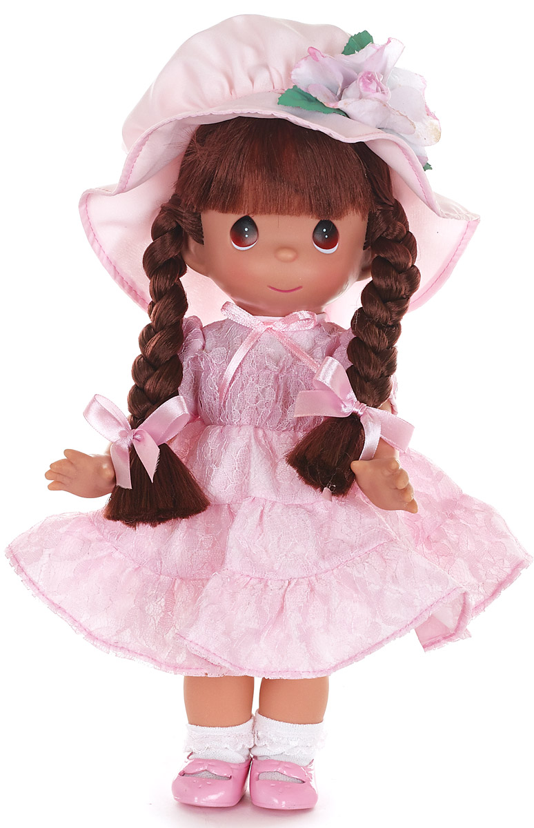 Precious Moments Кукла Мадамочка6567 Precious Moments Кукла Мадамочка6567Коллекция кукол Precious Moments высотой 30 см насчитывает на сегодняшний день более 600 видов. Куклы изготавливаются целиком из винила и имеют пять базовых точек артикуляции. Каждый год в коллекцию добавляются все новые и новые модели. Каждая кукла имеет свой неповторимый образ и характер. Она - хранитель драгоценных моментов – может быть подарком на память о каком-либо событии в жизни. Куклы выполнены с любовью и нежностью, которую дарит нам известная волшебница – создатель кукол Линда Рик!