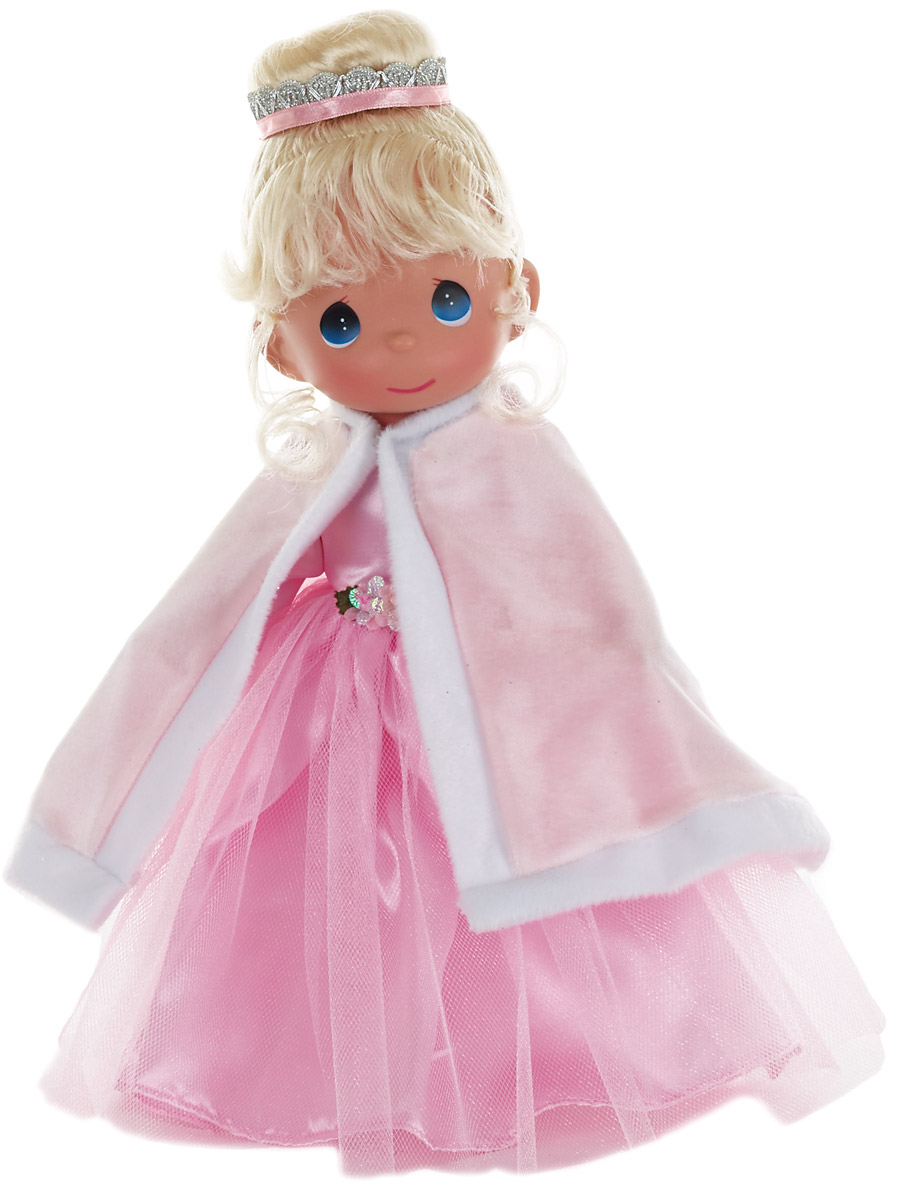 Precious Moments Кукла Мой принц придет блондинка6 Precious Moments Кукла Мой принц придет блондинка6Коллекция кукол Precious Moments высотой 30 см насчитывает на сегодняшний день более 600 видов. Куклы изготавливаются целиком из винила и имеют пять базовых точек артикуляции. Каждый год в коллекцию добавляются все новые и новые модели. Каждая кукла имеет свой неповторимый образ и характер. Она - хранитель драгоценных моментов – может быть подарком на память о каком-либо событии в жизни. Куклы выполнены с любовью и нежностью, которую дарит нам известная волшебница – создатель кукол Линда Рик!