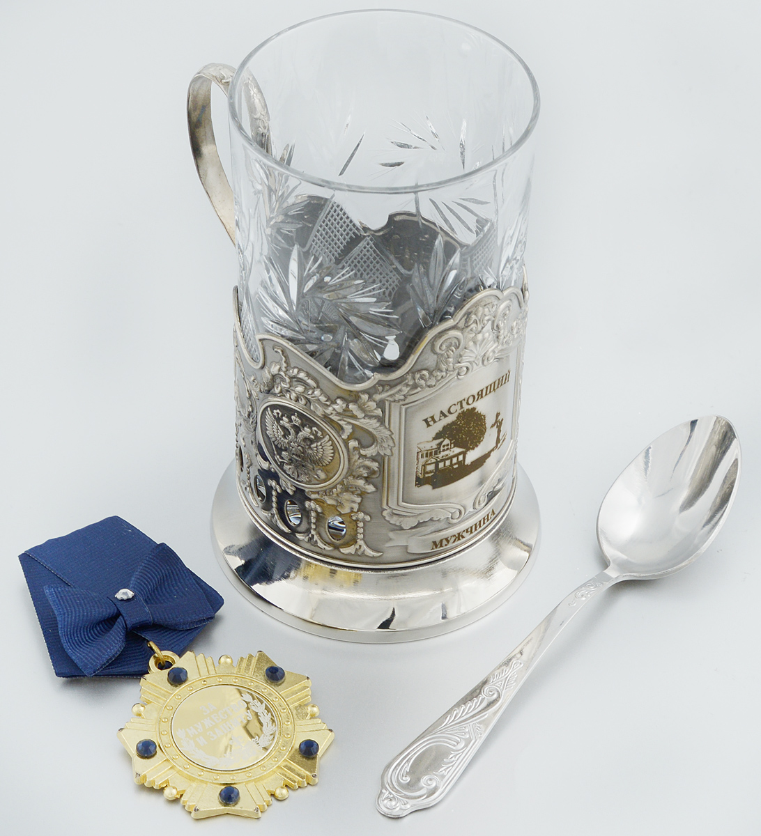 Подстаканник Город Подарков Настоящий мужчина, с орденом, стаканом и ложкой050109012 Подстаканник Город Подарков Настоящий мужчина, с орденом, стаканом и ложкой050109012Подстаканник Город Подарков Настоящий мужчина выполнен в традиционном классическом стиле. Он изготовлен из никеля, оформлен изысканным рельефом и надписью Настоящий мужчина. Стакан изготовлен из хрусталя, внешние стенки украшены красивыми узорами. Также прилагается ложка из нержавеющей стали и орден, украшенный стразами и надписью За мужество и защиту. Чаепитие в России - особый и любимый всеми ритуал, а главная его составляющая - общение. Чай согревает холодными зимними вечерами, прохлаждает во время неспешных летних чаепитий на веранде, собирает за одним столом гостей или членов семьи. За чашкой чая завязывается непринужденный разговор по душам. Такой подстаканник станет красивым и оригинальным подарком к любому случаю. Предметы набора упакованы в красивую подарочную шкатулку. Объем: 300 мл. Высота подстаканника (со стаканом): 13,5 см. Диаметр стакана: 6,5 см. Длина ложки: 14,5 см. Размер...