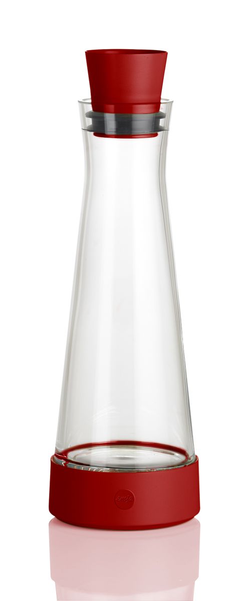 Графин Emsa Flow Slim, с термоэлементом, цвет: красный, 1 л515476 Графин Emsa Flow Slim, с термоэлементом, цвет: красный, 1 л515476Графин Emsa Flow Slim с охладительной подставкой, изготовлен и высококачественной комбинации стекла и пластика. В подставке установлен уникальный аккумулятор холода, благодаря которому, напиток остается холодным до 4 часов. Пробка-дозатор оснащена автоматически закрывающимся клапаном. Графин вмещается во все ходовые дверные полки холодильника. Можно мыть в посудомоечной машине.