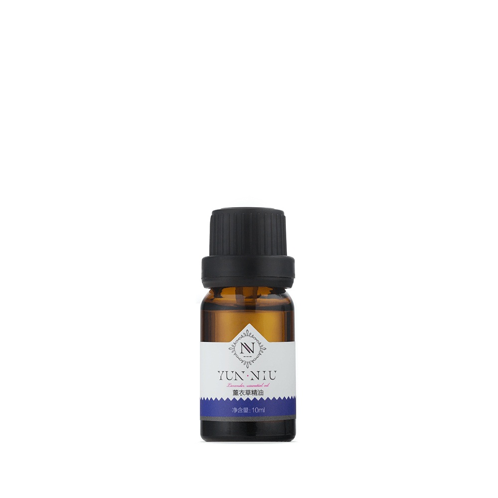 Лавандовое масло Yun-Niu (Lavander Essential Oil), 10 мл.220032 Лавандовое масло Yun-Niu (Lavander Essential Oil), 10 мл.220032Восстанавливающее и защищающее средство( масло). 10 мл Назначение Лавандовое масло освежает, регенерирует, способствует глубокому обновлению и омоложению кожных покровов. После нанесения средств, в сочетании с маслом лаванды, мгновенно снимаются покраснения, отеки, шелушение, раздраженности, воспаления, приглушается зуд. Лаванда идеально подходит для специального ухода за поврежденной или сверхчувствительной кожей, проявляет удивительные тонизирующие свойства для усталой и дряблой кожи. Снимая не только воспалительную сыпь, но и препятствуя росту бактерий, масло лаванды при одновременном воздействии на уровень жировых выделений и нормализации обмена веществ идеально подходит для обработки проблемных участков кожи. При регулярном применении предотвращает образование рубцов и шрамов, пигментных пятен и изменение цвета кожи. Кроме того, лаванда великолепно подходит и для решения проблем с волосами, в частности поврежденной структуры, выпадения, перхоти и ломкости. Аромат лаванды...