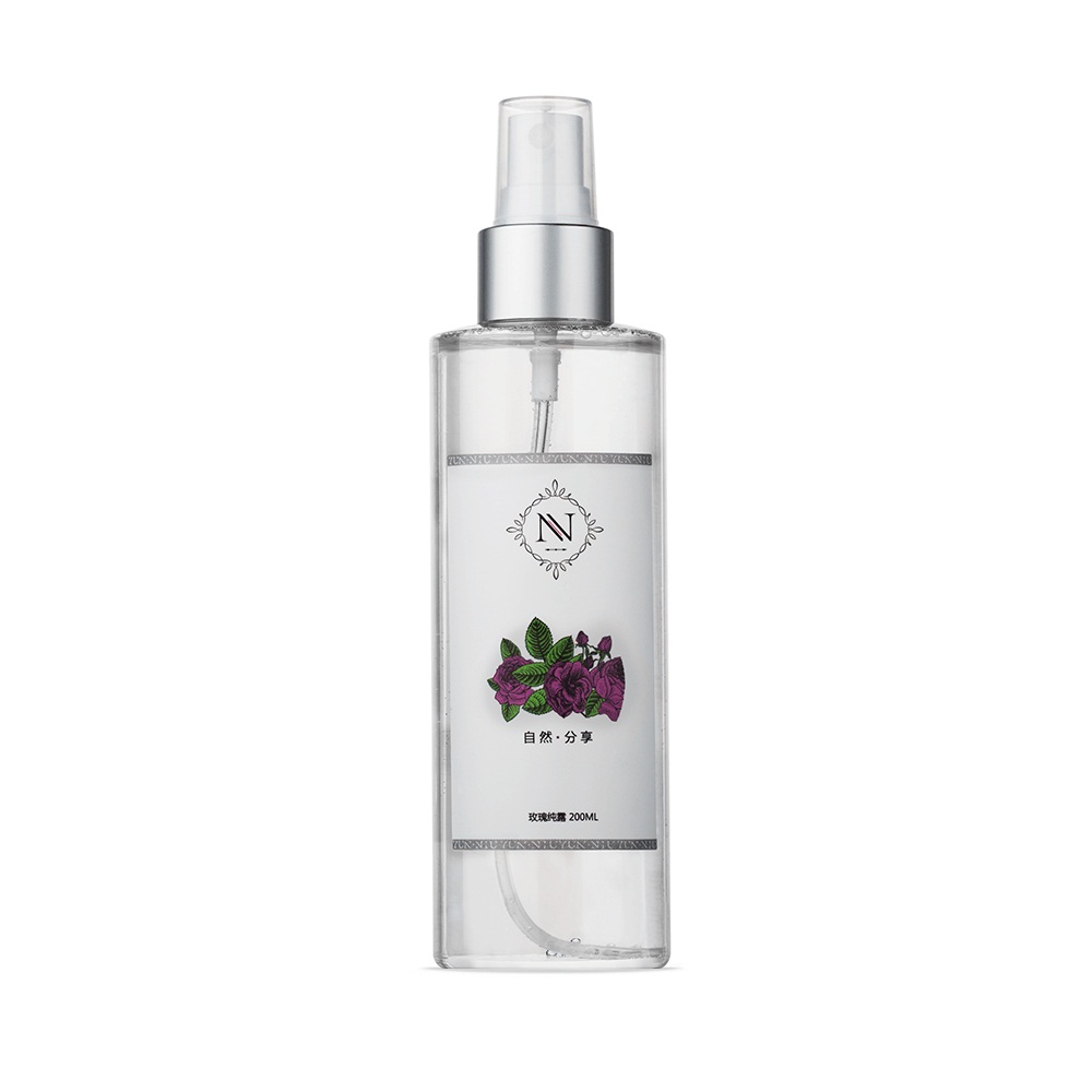 Эмульсия с экстрактом розы Yun-Niu (Rose Hydrosol), 200 мл.220063 Эмульсия с экстрактом розы Yun-Niu (Rose Hydrosol), 200 мл.220063Восстанавливает и защищает кожу, борется с угревой сыпью. 200 мл. Назначение Оказывает смягчающее, тонизирующее, антиоксидантное, противовоспалительное, антибактериальное, вяжущее действие. Предназначена для ухода за кожей лица и веками. Подходит для ухода за кожей любого типа, особенно сухой, увядающей. Действенна в борьбе с угрями и в омолаживающих программах: экстракт розы улучшает кровообращение, восстанавливает структуру тканей и эффективно очищает кожу, придает ей юношескую свежесть. Витамины С, А, группы В, жирные кислоты и минеральные соединения - огромное количество полезных веществ, которые питают кожу и помогают ей бороться со старением и устраняют пигментацию кожи лица. Состав Вода, экстракт розы, имидазолидинил мочевина, коллаген, мальтоолигосила глюкозид. Действие ? Увлажняет ? Улучшает кровообращение ? Оказывает противовоспалительное действие ? Омолаживает ? Содержит большое количество витаминов Результат - Обеспечивает антиоксидантное действие - Усиливает защитные...