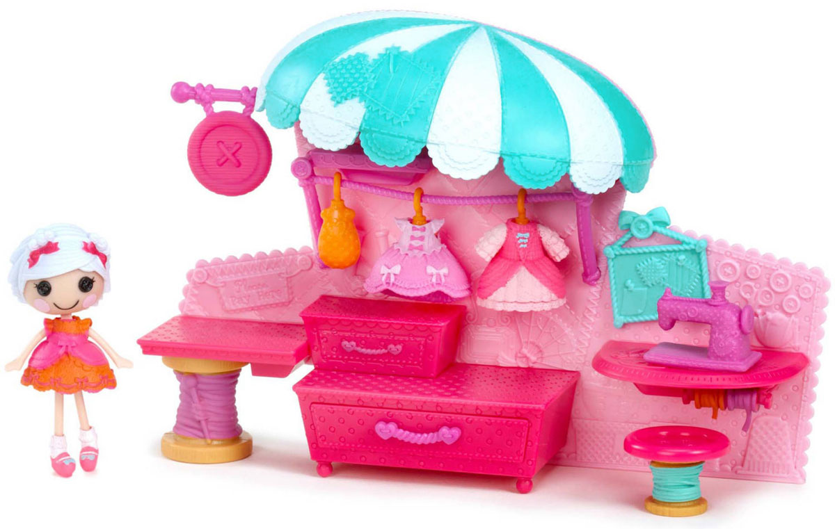 Lalaloopsy Игровой набор Бутик541387_ателье Lalaloopsy Игровой набор Бутик541387_ательеМаленькие Lalaloopsy Minis умеют веселиться, отдыхать и уютно обставить свои домики! Игровой набор Lalaloopsy Бутик приведет в восторг вашу малышку и подарит ей долгие часы увлекательной и веселой игры. Набор включает в себя куколку, съемный парик, 3 платья, обувь, швейную машинку, 3 катушки с нитками, стенд с выдвижными ящиками и навес. Голова, руки и ноги куколки подвижны. С таким набором маленькая непоседа проведет много увлекательных часов игры, попробовав себя в роли швеи-дизайнера.
