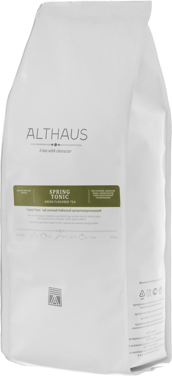 Althaus Spring Tonic зеленый листовой чай, 250 гTALTHL-L00121 Althaus Spring Tonic зеленый листовой чай, 250 гTALTHL-L00121Althaus Spring Tonic — удивительное сочетание японской крупнолистовой Сенчи с цедрой лимона, эфирным маслом цитрусовых и цветами календулы. Наряду со многими другими пряностями цедра цитрусовых плодов использовалась для ароматизации чая еще в Древнем Китае. Лимонная цедра придает напитку изысканный аромат, а не пронзительно кислый вкус лимонной мякоти, так как в ней не содержится лимонная кислота. Althaus Spring Tonic дает кристально чистый настой с ярким и глубоким, но в то же время очень легким букетом. В нем переплетаются прозрачные лимонные оттенки и душистые цветочные ноты. Тонкий лимонный вкус подчеркивает индивидуальность чая, по-новому раскрывая хвойно-зеленую терпкость классической Сенчи. Spring Tonic — очень освежающий и тонизирующий зеленый чай. Он прекрасно подходит для утреннего чаепития и для жаркой погоды. Оптимальная температура заваривания: 85°С. Температура воды: 75-85 °С Время заваривания: 2-3 мин ...